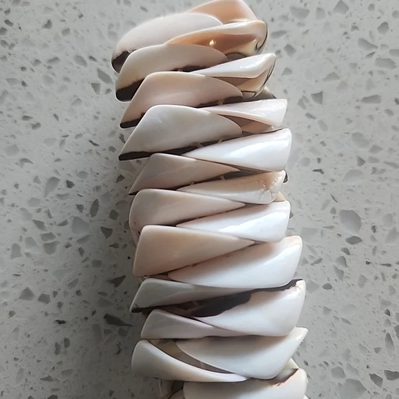 Seashell Stretchable Bracelet. - Picture 5 of 6